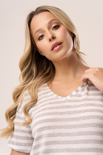 Serina blúz Babell világos csíkokkal - viszkóz, rövid ujjú, V kivágás | stílusos és kényelmes