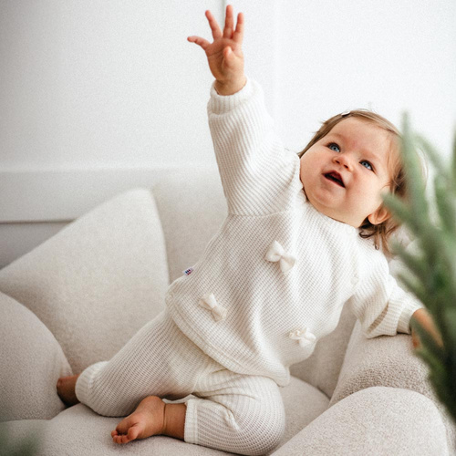 Fluffy Tails Eevi- ekrü baba lány pulóver masnival és szalaggal