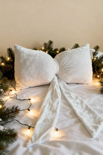 Karácsonyi Cocard párna 40x23 Spod Igły i Nitki - fehér bársony párna, Öko-Tex tanúsítvánnyal