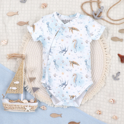 ABN-5443 Sea Of Joy Nini rövid ujjú borítékos body - organikus pamut, babák számára