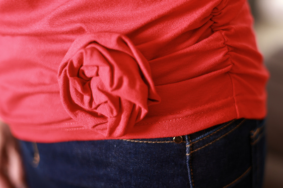 Lily Mirale női blúz viszkózból - rövid ujjú, dekoratív rózsa - piros