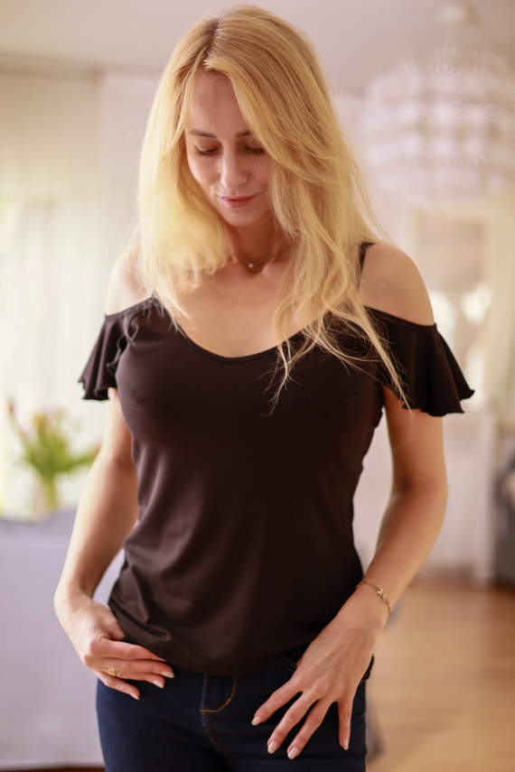 Vera Női blúz Mirale - nyitott váll, fodros, viszkóz - fekete