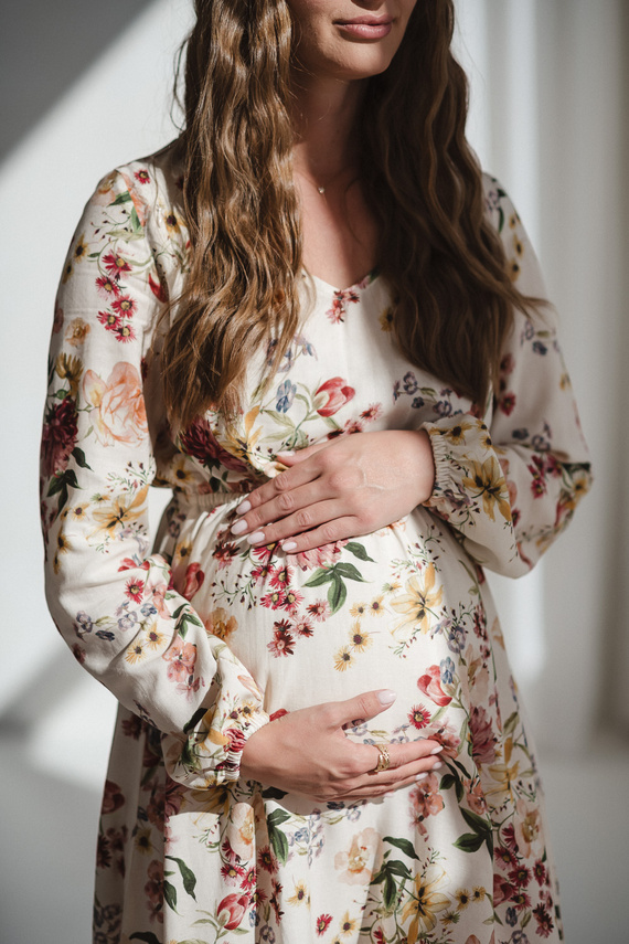 Lovely Dress Midi Milk&Love krémszínű virágos kismama és szoptatós ruha vászonból, elegáns szabás, szoptatós cipzárral