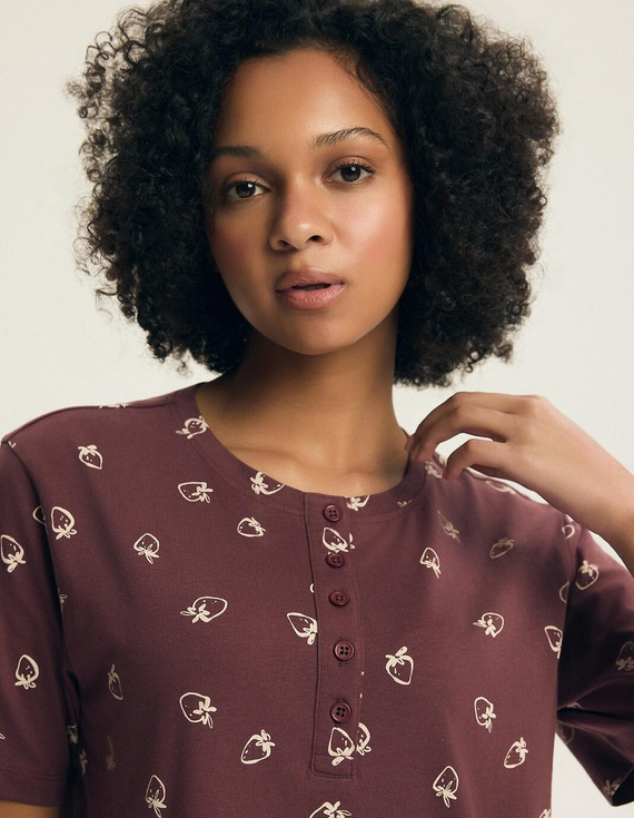 Henderson Evika 45304 női hálóing – pamut, eper mintás