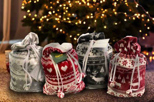 SACO karácsonyi takaró bordó - puha és meleg rénszarvasokkal és karácsonyfákkal díszes zsákban