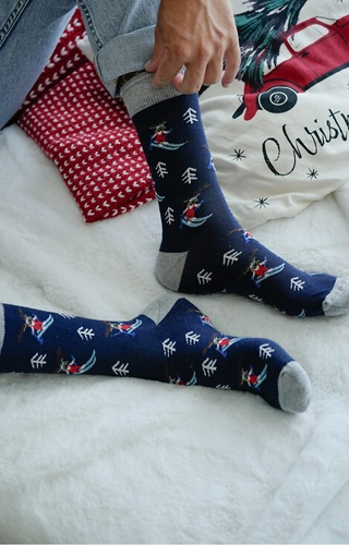 1290-031 Férfi karácsonyi zokni Milena tengerészkék 03 - Rénszarvas sílécen, pamut