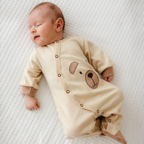Beary Cool Eevi baba pizsama - ekrü, pamut, mackó hímzéssel, lábakkal