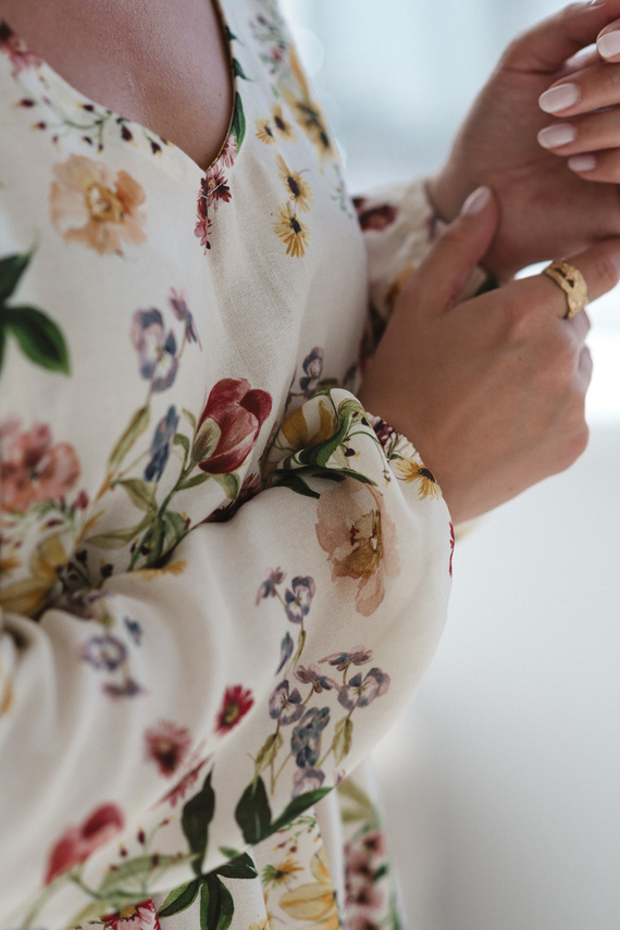 Lovely Dress Midi Milk&Love krémszínű virágos kismama és szoptatós ruha vászonból, elegáns szabás, szoptatós cipzárral