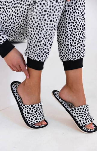 Cruella női tréningruha bársony Sensis fehér-fekete színben