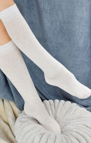 SB158 Női térdzokni Noviti bézs - kényelmes, sima, puha kötött anyagból készült