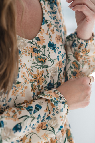 Lovely Dress Midi Milk&Love bézs virágos kismama és szoptatós ruha vászonból, elegáns szabás, szoptatós cipzárral