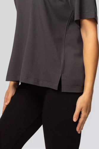 Női Urban pamut póló grafit színben - Rövid ujjú, klasszikus szabás, divatos hasítékkal | Kiváló minőségű anyag, elaszticitás