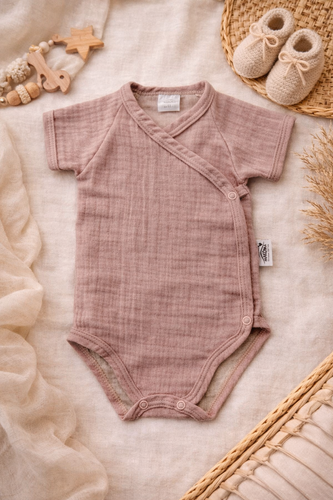 Muszlin bodysuit Just Muslin 03235KR Makoma rose- rövid ujjú, borítékolható, 100% pamut, 100% pamut