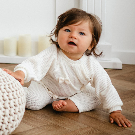 Fluffy Tails Eevi- ekrü baba lány pulóver masnival és szalaggal