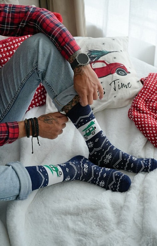 1290-030 Férfi karácsonyi zokni Milena tengerészkék 02 - Autó karácsonyfával, pamut, pamut