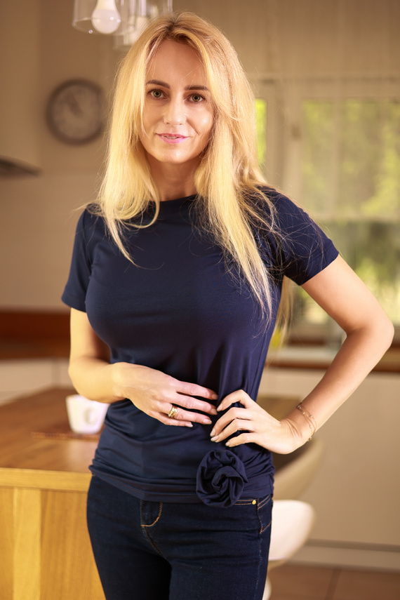 Lily Mirale női viszkóz blúz - rövid ujjú, díszes rózsa - tengerészkék