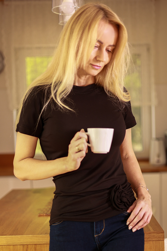 Lily Mirale női blúz viszkózból - rövid ujjú, dekoratív rózsa - fekete