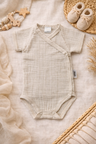 Muszlin bodysuit Just Muslin 03235KBE Makoma bézs - rövid ujjú, borítékolható, 100% pamut