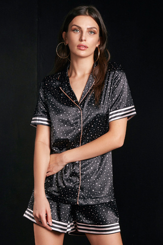 D1101 Exes női szatén pizsama - csillagokkal díszített ing és rövidnadrág