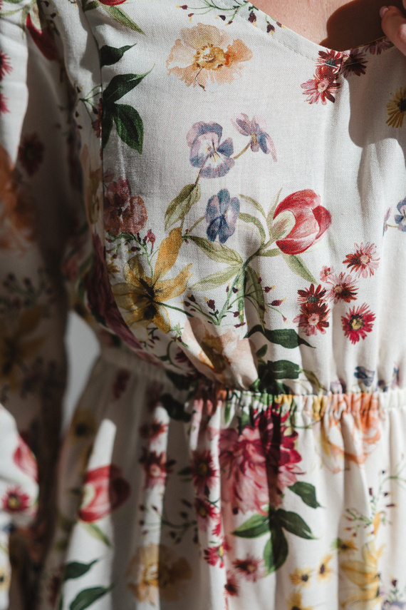 Lovely Dress Midi Milk&Love krémszínű virágos kismama és szoptatós ruha vászonból, elegáns szabás, szoptatós cipzárral