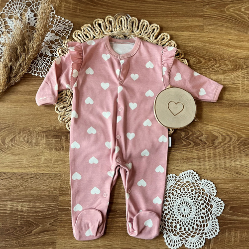 Mamatti baba pizsama PA13040 HEARTS - pamut, lábakkal, nyomógombokkal, rózsaszínű