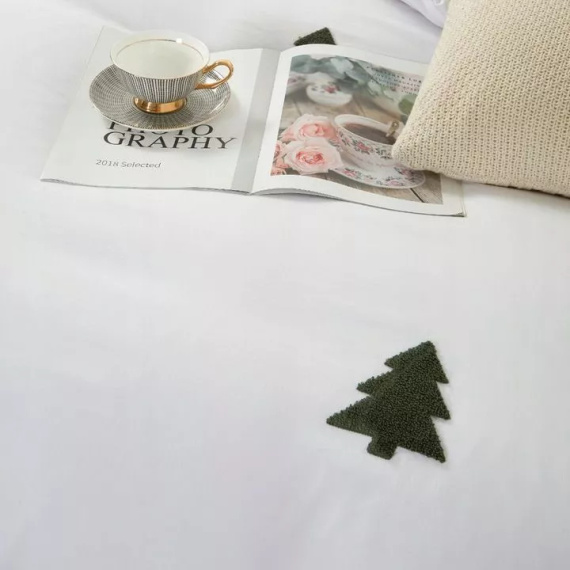 Cuty Christmas mikroszálas karácsonyi ágynemű Spod Igły i Nitki - fehér, 3D applikált zöld karácsonyfával, cipzárral zárható