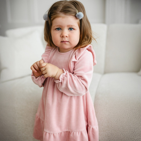 Fluffy Tails Eevi bársony ruha - rózsaszín, vállfodrokkal