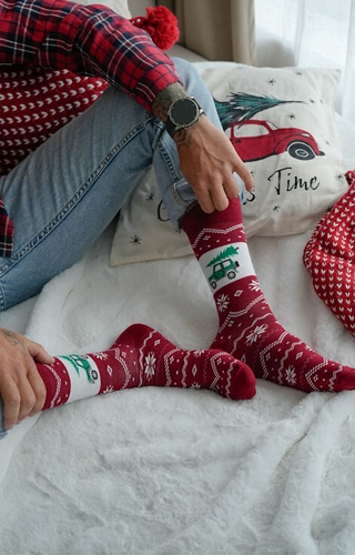 1290-030 Férfi karácsonyi zokni Milena gesztenyebarna 01 - Autó karácsonyfával, pamut