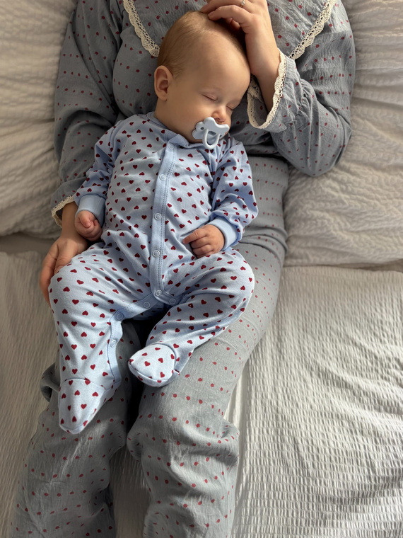 Love Eevi újszülött rugdalózó kék szívecskékkel 100% pamut, visszahajtható ujjakkal