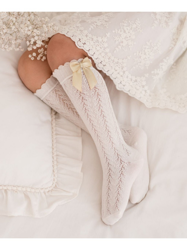 1382 Gyermek áttört térdzokni masnival - pamut Milena, Ecru