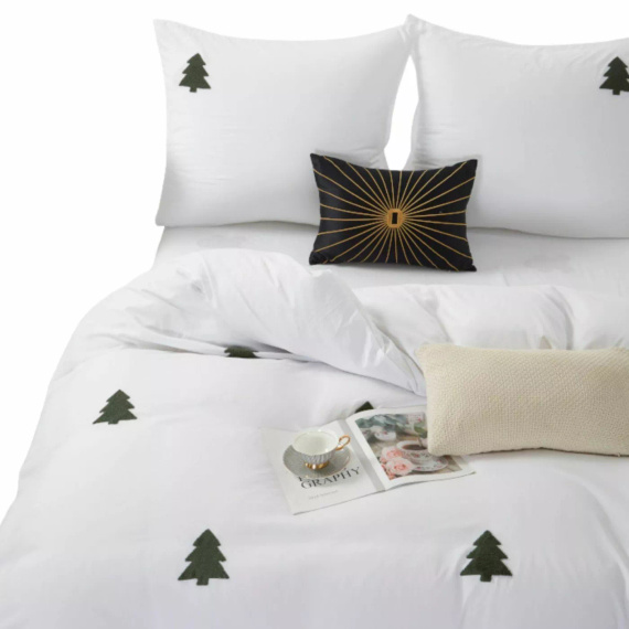 Cuty Christmas mikroszálas karácsonyi ágynemű Spod Igły i Nitki - fehér, 3D applikált zöld karácsonyfával, cipzárral zárható