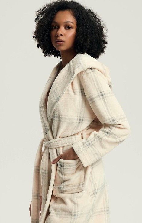 43596 Danna női köntös Henderson fehér - csuklyával, kockás