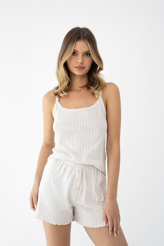 Elegáns és kényelmes Sensis Jaylani női pizsama időtálló bézs árnyalatban. A háromrészes pamut szett egy pántos topból, kényelmes rövidnadrágból és könnyű kardigánból áll.