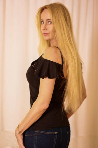 Vera Női blúz Mirale - nyitott váll, fodros, viszkóz - fekete