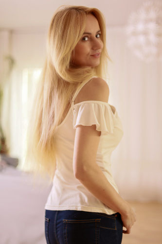 Vera Női blúz Mirale - nyitott váll, fodros, viszkóz - ekrü - ecru