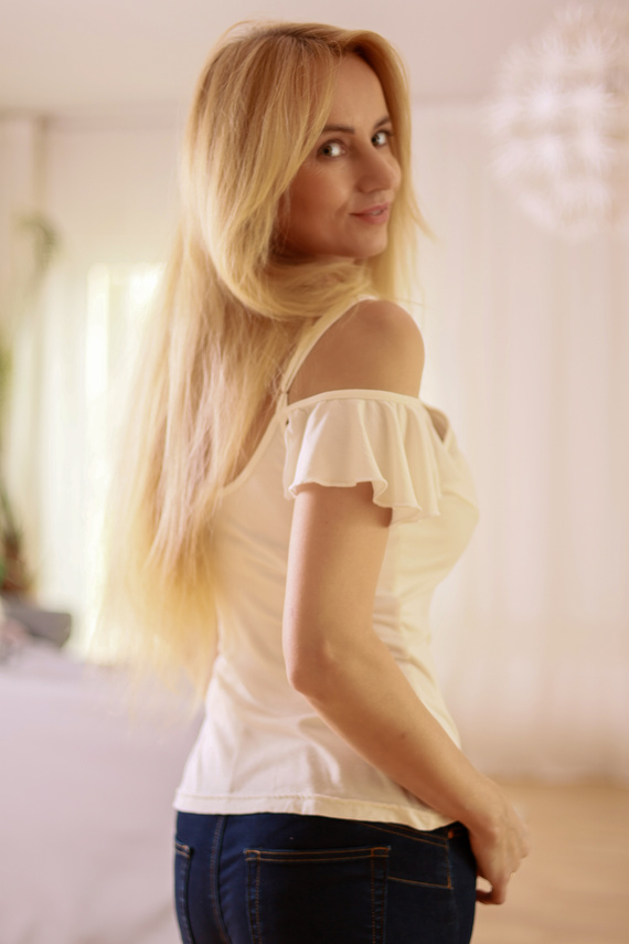 Vera Női blúz Mirale - nyitott váll, fodros, viszkóz - ekrü - ecru