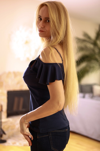 Vera Női blúz Mirale - nyitott váll, fodros, viszkóz - tengerészkék