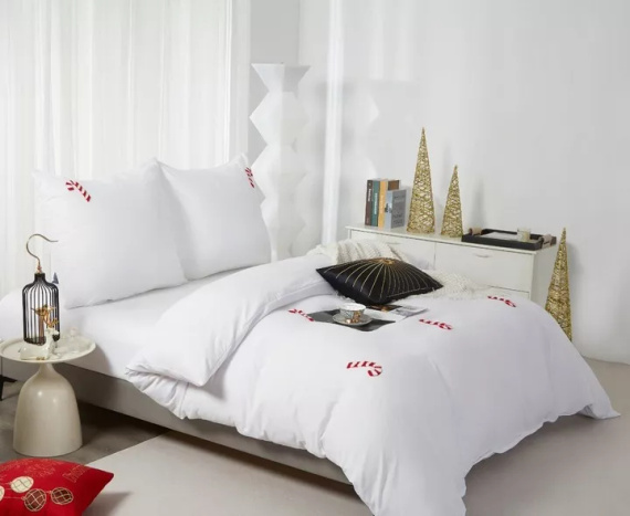 Cuty Candycanes karácsonyi mikroszálas ágynemű Spod Igły i Nitki - fehér, 3D cukornád applikációkkal, cipzáras záródással