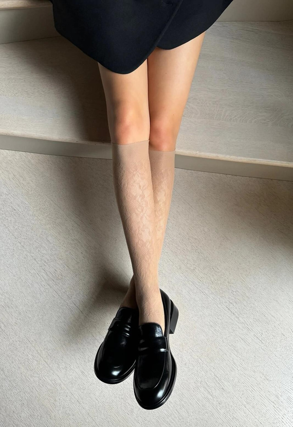 Bellarosa Veneziana visone térdzokni - áttört, virágos, ultrakönnyű és elegáns, maximális kényelem nyomás nélkül