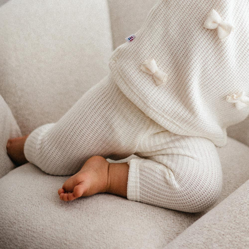 Fluffy Tails Eevi baba leggings - pulóver ekrü, masnival a derékszíjon