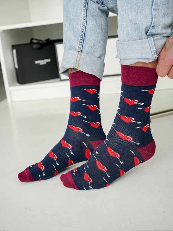 Férfi zokni Milena 0125-136 Szívek és nyilak - pamut, Valentin-napra, tökéletes ajándék