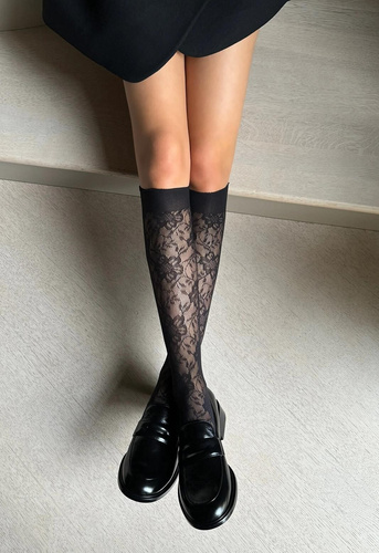 Bellarosa Veneziana nero térdzokni - áttört, virágos, ultrakönnyű és elegáns, maximális kényelem, nyomás nélkül