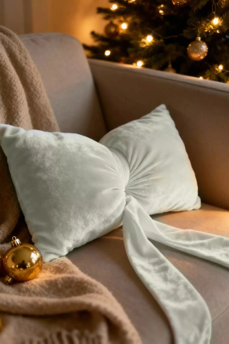 Karácsonyi Cocard párna 40x23 Spod Igły i Nitki - krémszínű bársony párna, Öko-Tex tanúsítvánnyal