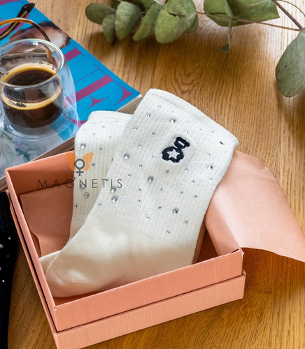 Magnetis női zokni YN5036 fehér pamut, mackó motívummal és cirkófűzéssel