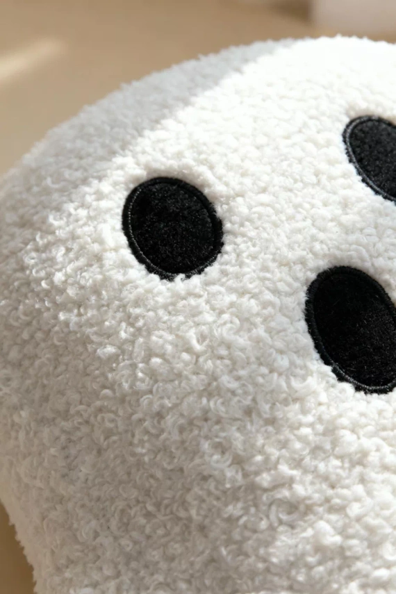 Boucle szellem Díszpárna Spod Igły i Nitki - fehér 28x40 cm, dekoráció Halloween és őszi dekorációhoz