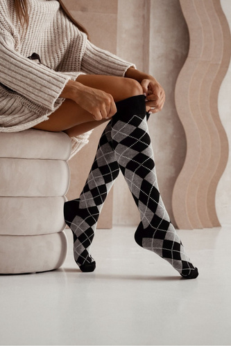 0248.015 Romby Női térdzokni Milena fekete - gyémánt mintás, retro stílusban